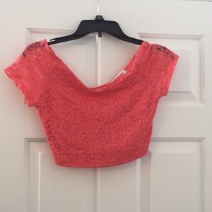 Small pink/ peach flower pattern lace crop top 🌺